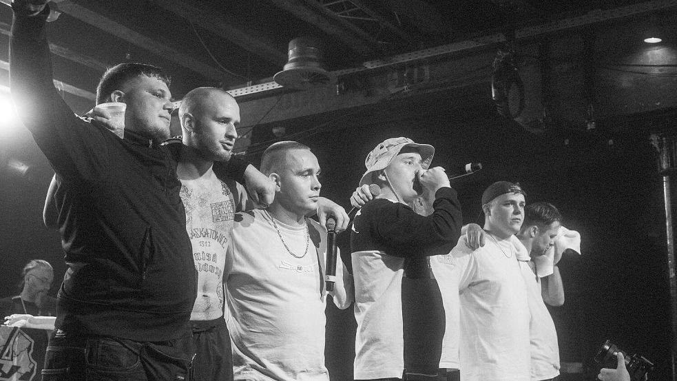 Die 102 Boys – Toni, Kkuba, Addikt, Chapo, Stacks und Skoob (von links) – sind 2022 im Leeraner Zollhaus aufgetreten. Rund 800 Fans hatten sich Tickets für das ausverkaufte Konzert besorgt. Foto: Sebastian Arlt/Archiv