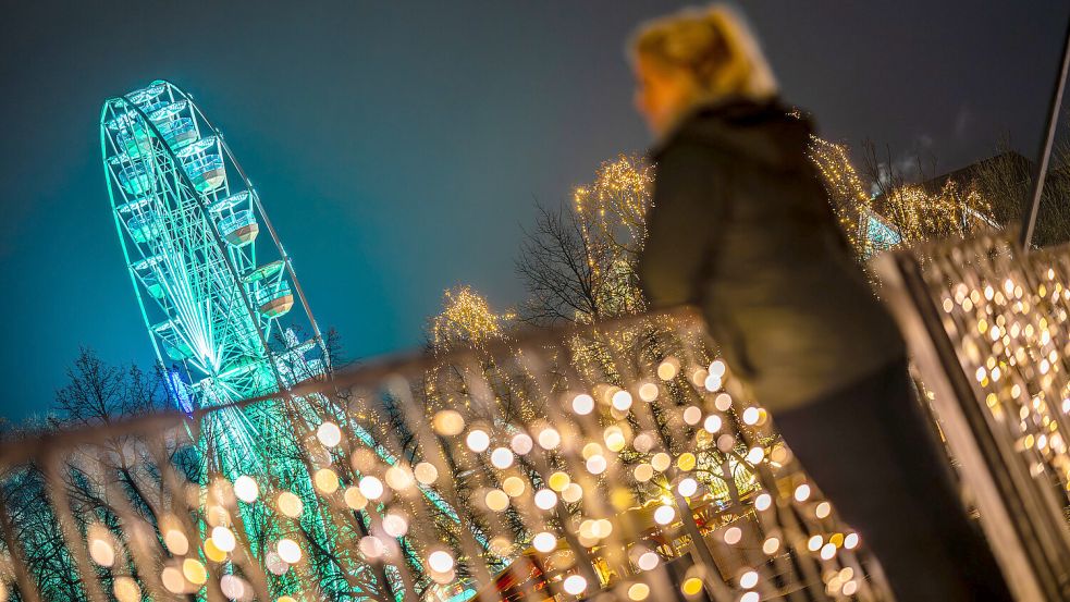 Unzählige Lichter an der Nessebrücke und ein leuchtendes Riesenrad: Was geben die Lichter in Leer in diesem Jahr her? Foto: Klaus Ortgies