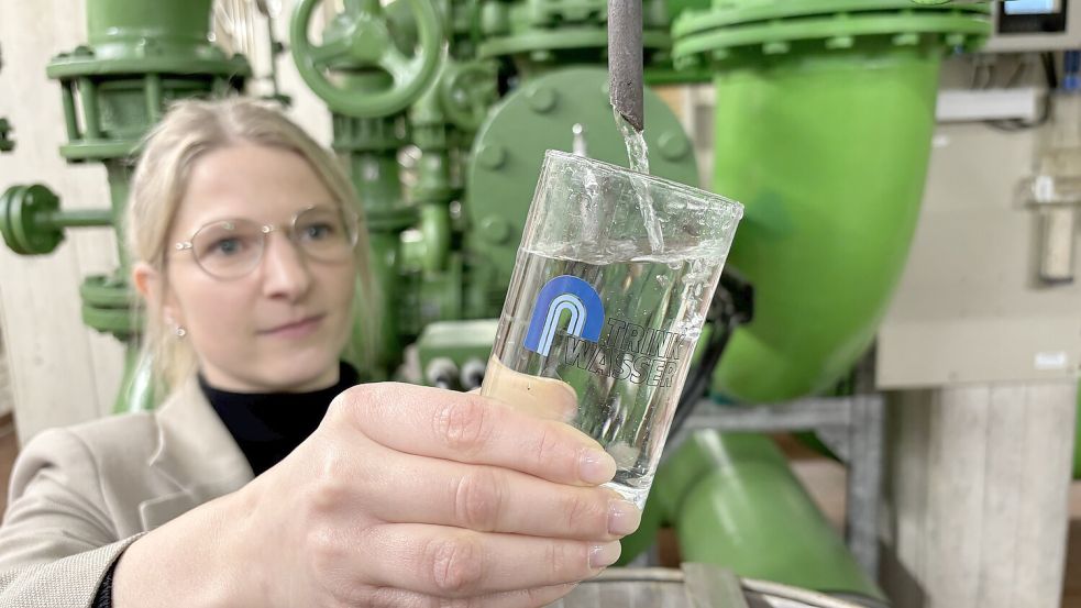 Anna Indorf, Fachbereichsleiterin Trinkwasserversorgung bei den Stadtwerken Leer, füllt im Wasserwerk ein Glas Wasser. Foto: Jonas Bothe