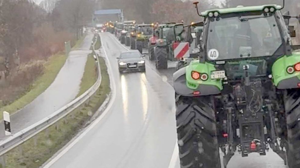 Bereits am 27. November 2025 war ein Korso zur Unfallstelle auf der Friedeburger Straße aufgebrochen. Anschließend waren die Teilnehmer geschlossen zur Trauerfeier des 20 Jahre alten Unfallopfers gefahren. Foto: Privat/Archiv