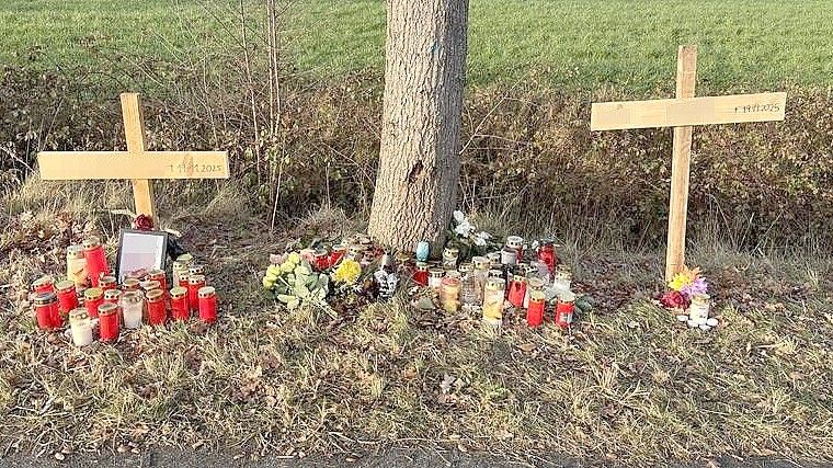 An der Unfallstelle erinnern diese beiden Holzkreuze, Grablichter und Blumen an die Verstorbenen. Foto: Susanne Ullrich/Archiv