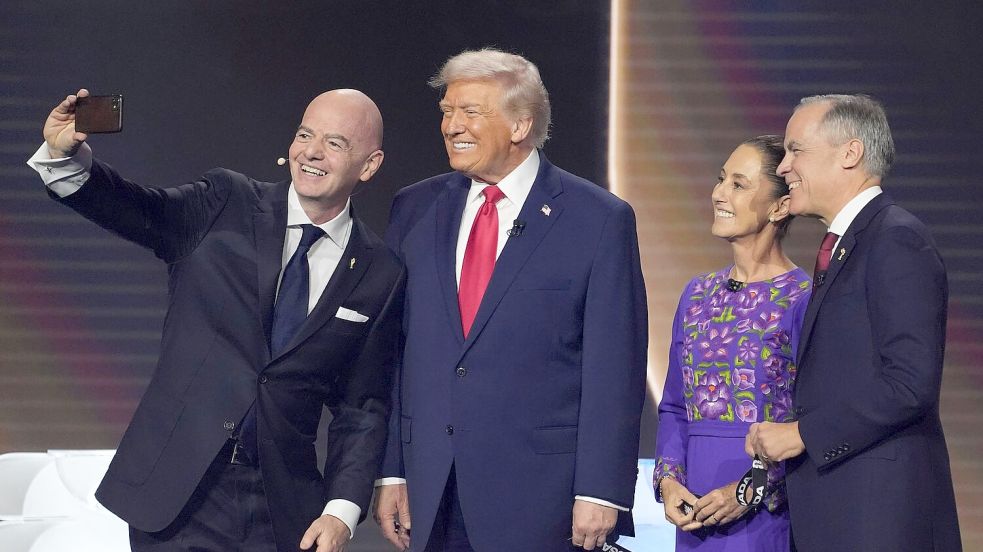 FIFA-Präsident Gianni Infantino (l-r) macht ein Selfie mit US-Präsident Donald Trump, der mexikanischen Präsidentin Claudia Sheinbaum und dem kanadischen Premierminister Mark Carney. Foto: Evan Vucci/AP/dpa