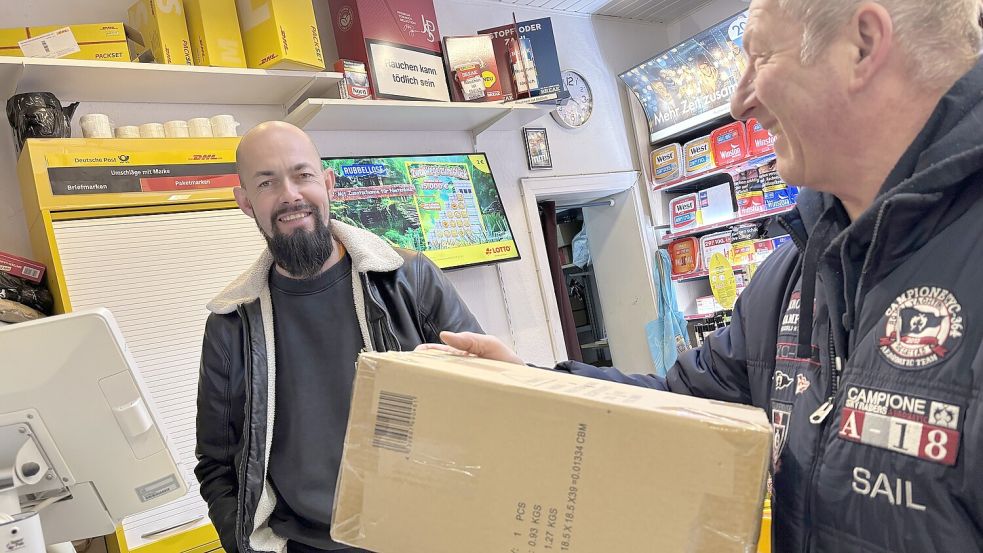 Es darf gerne gelacht werden: André Matzke (links) gibt ein Paket an seinen Kunden Roland Resch raus. Fotos: Stephanie Schuurman
