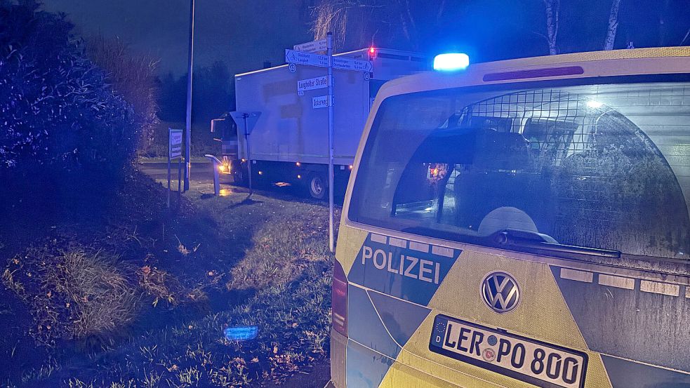 Nachdem die Polizei den Unfall auf der Langholter Straße aufgenommen hatte, konnte der Lastwagenfahrer, der den Auffahrunfall verursacht hatte, seinen Lkw auf den Osterweg fahren. Danach konnte der Verkehr auf der vielbefahrenen Langholter Straße wieder rollen. Foto: Carsten Ammermann