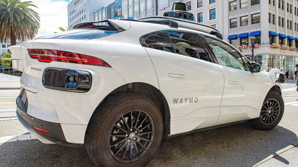 Die Robotaxis von Waymo gehören in San Francisco zum Stadtbild. (Archivbild) Foto: Andrej Sokolow