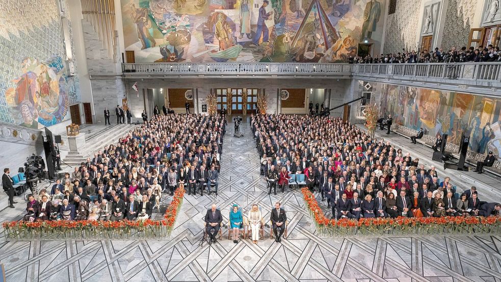 Der Friedensnobelpreis wird alljährlich feierlich und vor den Augen der norwegischen Königsfamilie (vorne) im Osloer Rathaus vergeben. (Archivbild) Foto: Cornelius Poppe