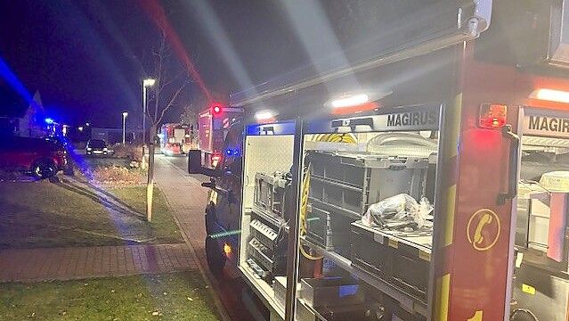 Mehrere Einsatzfahrzeuge waren am Dienstagabend zu einem Küchenbrand in der Zellerstraße ausgerückt. Foto: Carsten Ammermann