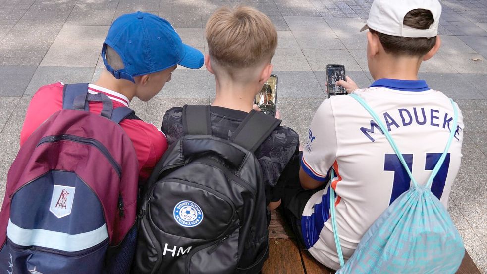 Nicht alle Plattformen haben das Verbot schon umgesetzt - und so manche unter 16 rühmen sich, weiter in Sozialen Netzwerken aktiv zu sein. Foto: Rick Rycroft/AP/dpa