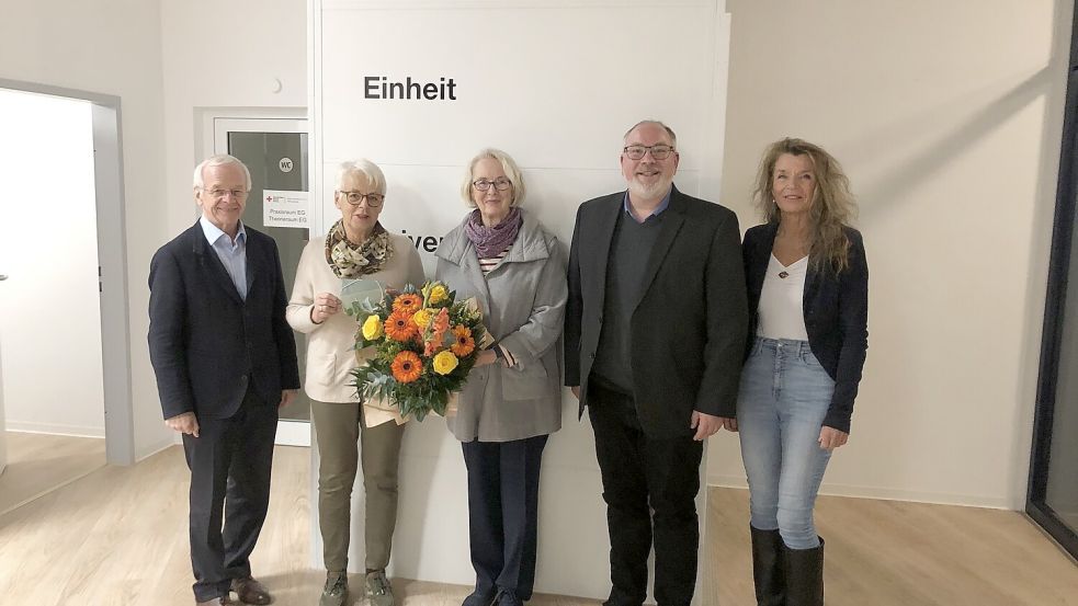 DRK-Präsident Bernhard Bramlage (Kreisverband Leer, von links) verabschiedete Christiane Feuerhake und Diane Wilts im Beisein des Vorsitzenden des DRK-Ortsvereins Leer, Hauke Sattler, und der stellvertretenden Bürgermeisterin Beate Stammwitz. Foto: privat