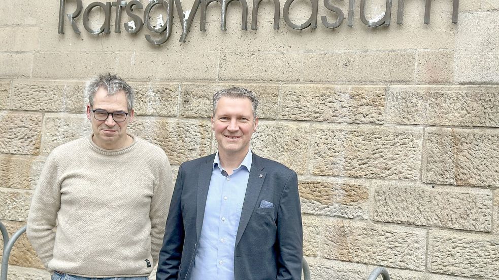 Vorreiter in Sachen „smarter Einstieg“ in die weiterführenden Schulen in Osnabrück: Das Ratsgymnasium mit Schulleiter Sebastian Bröcker (rechts) und Jahrgangsleiter Robert Stutzenstein. Foto: Matthias Liedtke