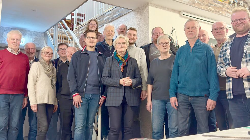 Die AG 60+ und ihre Gäste freuen sich über den gelungenen Start (von links) der neuen Gruppe: Beisitzer Diedrich Helmers und Reinhold Adden, stellvertretende Vorsitzende Anita Biller, Hans Reisdorf, Henrik Hausner, Talea Diekmann und Focko Trauernicht als Gäste, Vorsitzende Anke Janssen sowie die SPD-Vertreter Eckhard Speckmann, André Goldenstein, Grete Fleßner, Andre Eilerts, Theo Fleßner, Arnold Saathoff, Karl-Heinz Benner und Hannes Langer. Foto: privat
