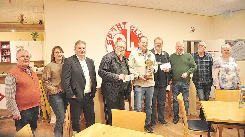 Das Foto zeigt die Preisverleihung beim Skatturnier in Leer mit Fritz Zitterich vom Seniorenbeirat der Stadt (von links), Elena Behrends (Jugendobfrau SC 04), Sportclub-Vorsitzenden Thomas de Vries, Matthias Abt (2. Platz), Sieger Heinrich Niemeyer, Eckart Müller (3. Platz), Bürgermeister Claus-Peter Horst, Turnierorganisator Walter Lübbehüsen sowie die Seniorenbeauftragte Heike Leimke. Foto: Bodo Wolters