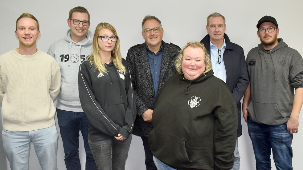Sie kämpfen für einen Kunstrasenplatz: (von links) Simon Fennen (sportlicher Leiter, SC Rhauderfehn), Marco Groenewold (2. Vorsitzender Fußball, SC Rhauderfehn), Melanie Cordes (Pressewartin, TSV Klostermoor), Horst Junior (1. Vorsitzender, TuS Collinghorst), Stefanie Wellens (1. Vorsitzende, SV Burlage), Frank Bohlmann (sportlicher Leiter, TuRa 07 Westrhauderfehn) und Michael Strohschnieder (stellvertretender Vorsitzender, SV Burlage). Foto: Henrik Zein