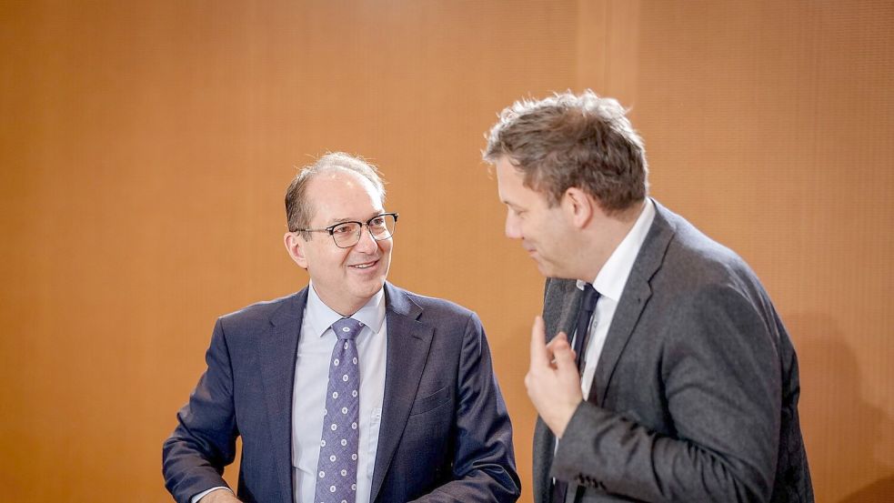 Der Entwurf aus dem Haus von Bundesinnenminister Alexander Dobrindt (CSU) ist nicht der erste Versuch, das Problem der Scheinvaterschaften zu lösen. Foto: Kay Nietfeld/dpa