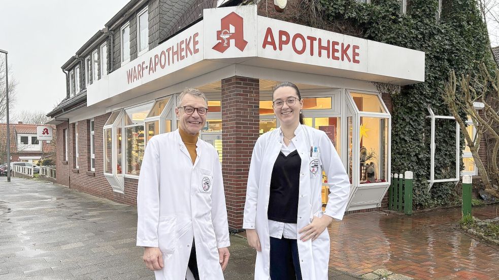 Oliver Lewin hat 36 Jahre lang die Warf-Apotheke in Larrelt geführt. Jetzt übergibt er sie an Dr. Julia Tasch. Fotos: Mona Hanssen