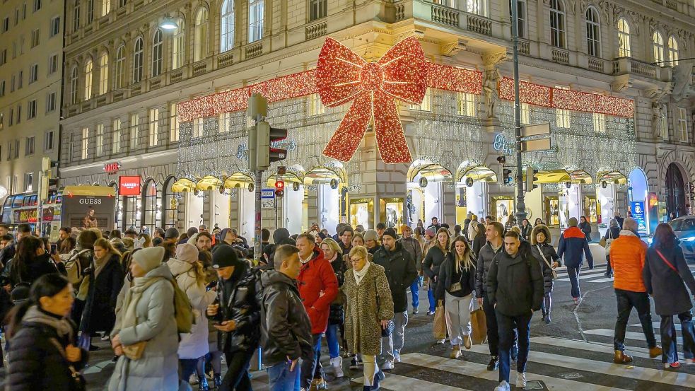 Das „Mascherl“ – die rote Schleife – sorgt derzeit in Wien für jede Menge Chaos auf der Straßenkreuzung. IMAGO / Wolfgang Simlinger