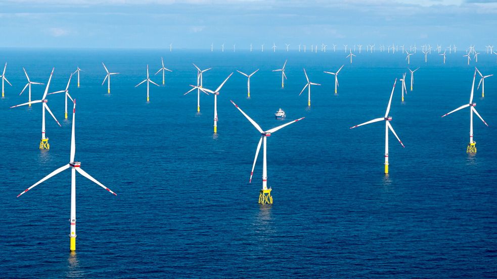 Vor den ostfriesischen Inseln stehen Hunderte Offshore-Windräder in der Nordsee. Foto: DPA