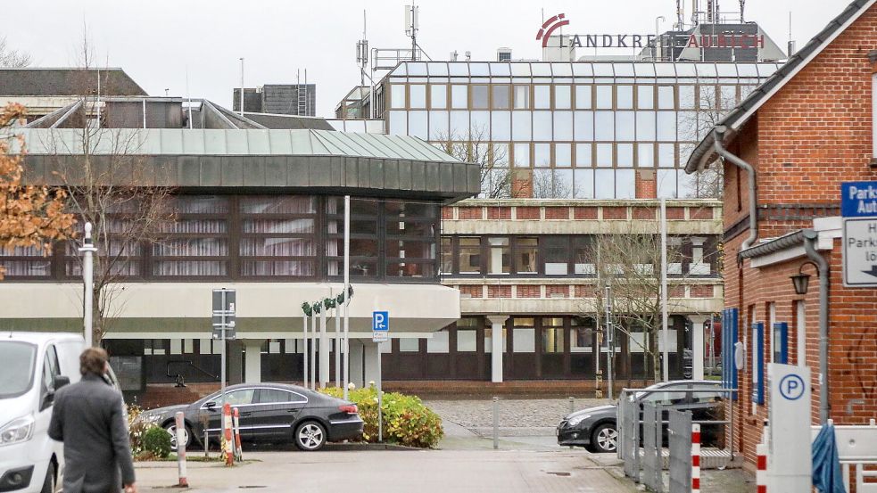 Das Auricher Rathaus (vorne) und das Kreishaus liegen in Sichtweite direkt gegenüber voneinander am Fischteichweg. Doch es gibt immer wieder unterschiedliche Sichtweisen. Foto: Romuald Banik