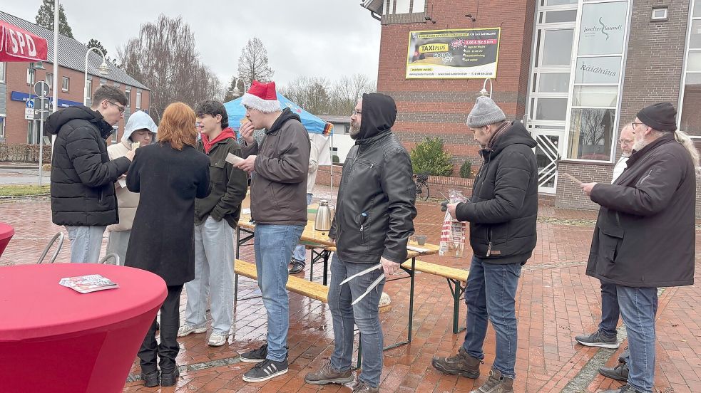 Der SPD-Gemeindeverband Saterland war mit einem Stand vor dem Rathaus in Ramsloh. Dort gab es Bratwurst vom Grill. Foto: Horst Kruse