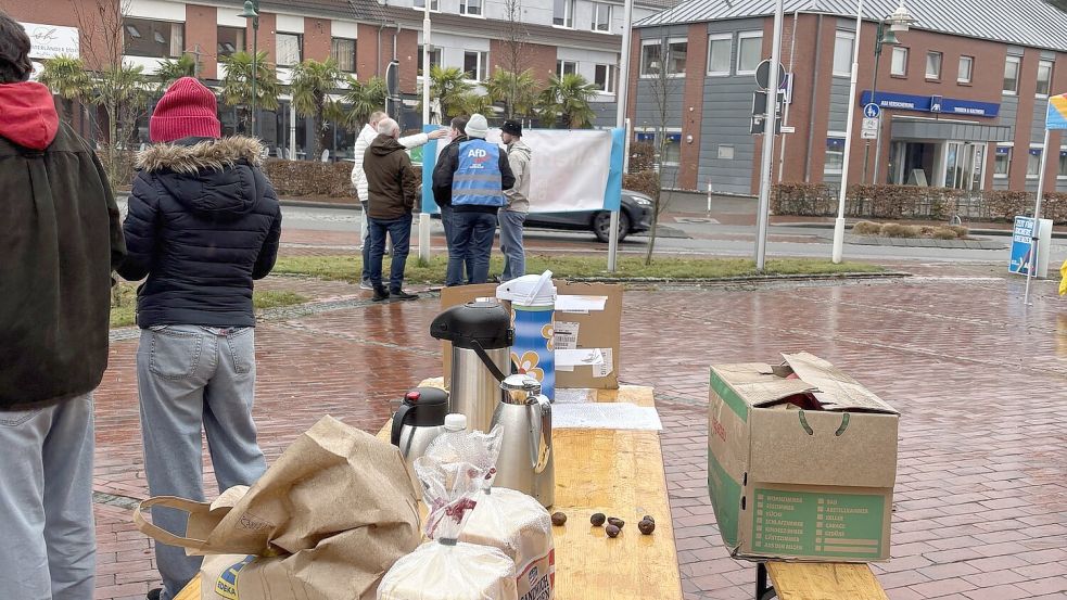 Als die AfD in Ramsloh ihren Stand aufbaute, wies Bürgermeister Thomas Otto (hinten links, in heller Jacke) die AfD darauf hin, dass Banner nicht an Masten befestigt werden dürfen. Foto. Horst Kruse