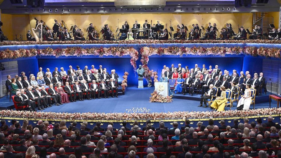 Eine besondere Feier für die Nobelpreisträger, die auf der Bühne aufgereiht in der vorderen linken Reihe sitzen. Foto: Anders Wiklund/TT News Agency/AP