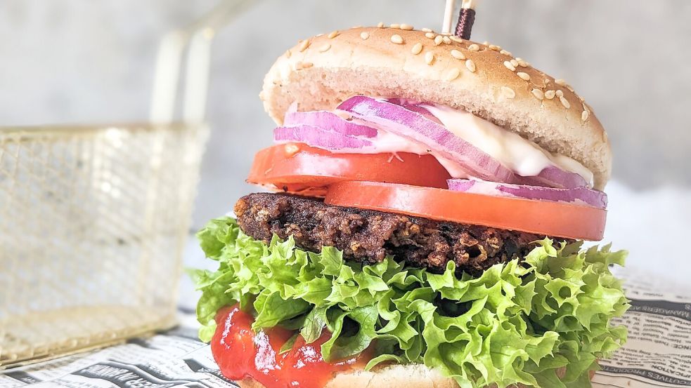 Die EU diskutiert, ob vegetarische Burger oder Würstchen noch so genannt werden dürfen. (Symbolbild) Foto: Doreen Hassek
