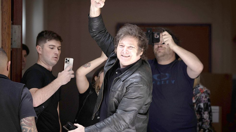 Javier Milei ist seit 2023 argentinischer Präsident. In seinem Wahlkampf machte er mit teils barbarischen Aktionen auf sich aufmerksam. Foto: IMAGO/Xinhua