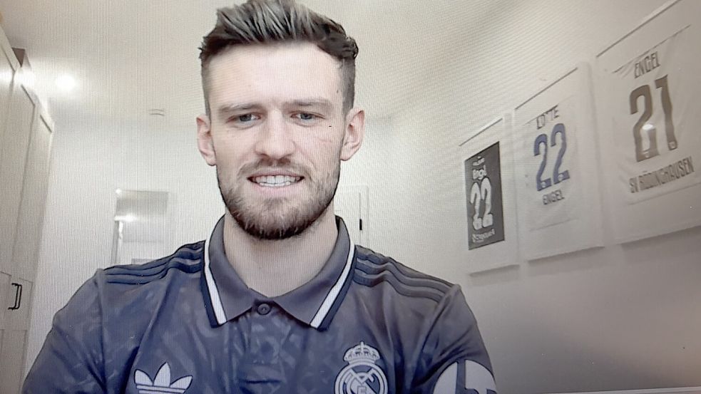 Kickers Emdens Kapitän Dennis Engel hat zu Hause in Oldenburg einige Trikots seiner bisherigen Stationen eingerahmt an der Wand hängen. Screenshot: Niklas Homes