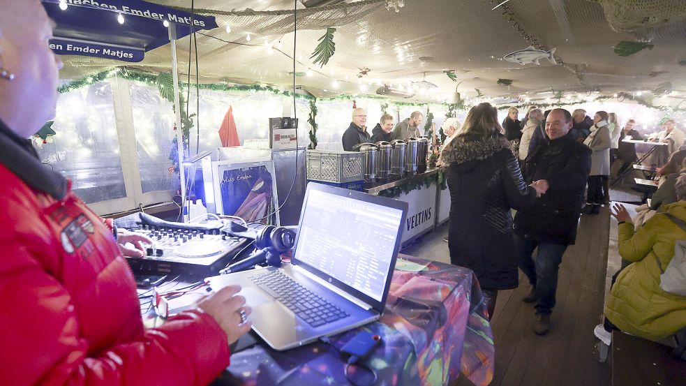 Party auf dem Heringslogger „AE7: Stadt Emden“. Foto: Jens Doden
