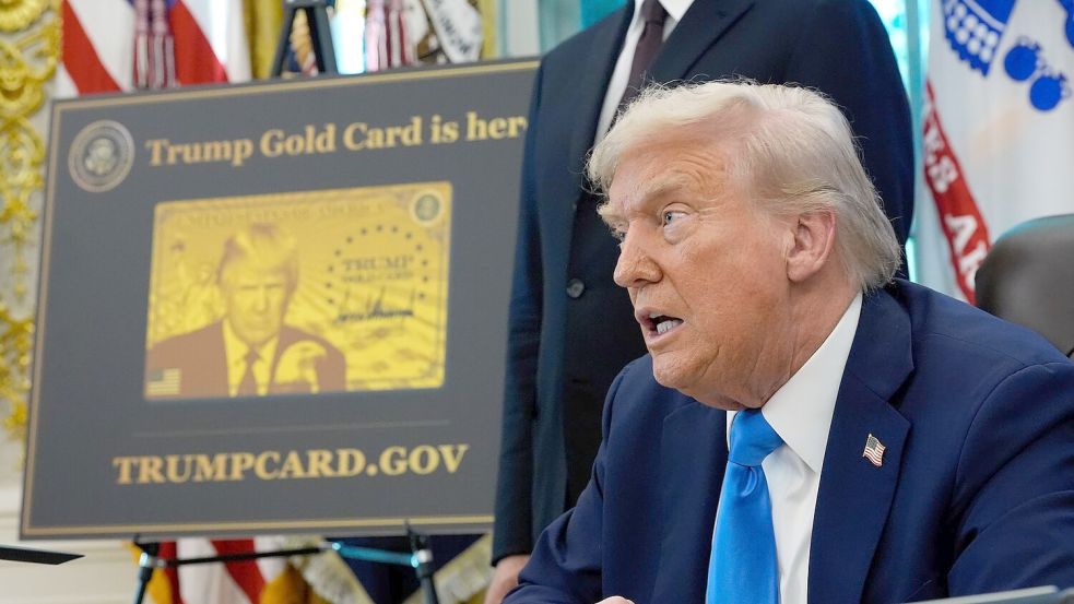 Das Konterfei des Präsidenten ist auch auf der „Trump Gold Card“ zu sehen. Foto: Alex Brandon/AP/dpa