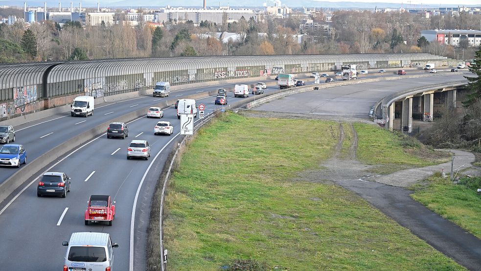 Der Umbau und die Erneuerung von Straßen, Schienen und Brücken sollen schneller realisiert werden. Foto: dpa/Michael Brandt