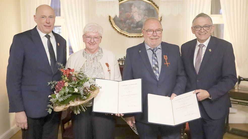 Bürgermeister Erwin Adams (links) und Landrat Olaf Meinen (rechts) gratulieren Christa und Wilfried Helmerichs zum Bundesverdienstkreuz. Foto: privat