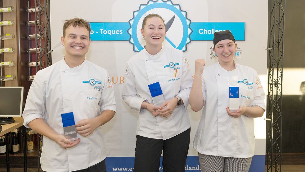 Vigo Hanke (von links, 2. Platz), Jule Westermann (Siegerin) und Jemima Müldür (3. Platz) haben gut lachen. Sie kochten sich beim Nachwuchswettbewerb Euro-Toques-Challenge in Emden an die Spitze. Foto: privat