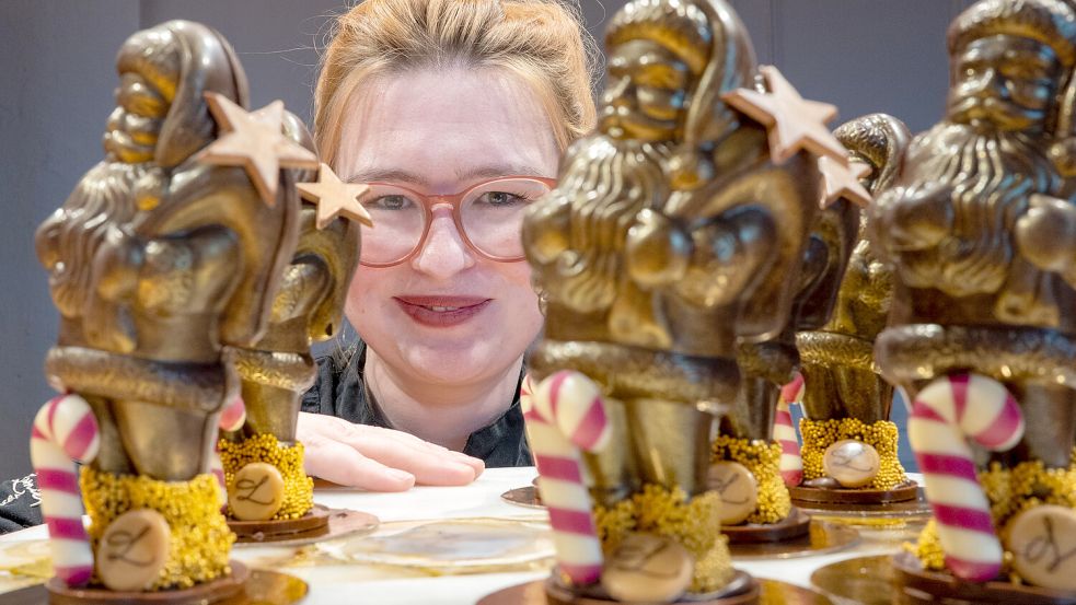 Leonie Paffen ist Konditormeisterin und führt ein Geschäft in Leer. Zu Weihnachten ist ihr Handwerk besonders gefragt. Foto: Klaus Ortgies