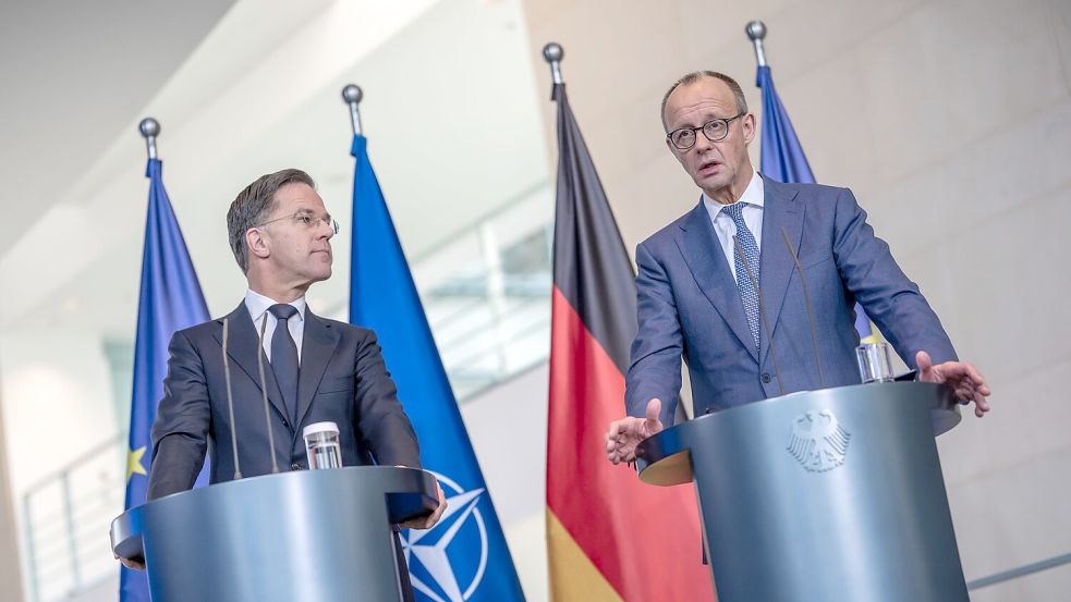 Im Zentrum der Gespräche von Kanzler Friedrich Merz (CDU) mit Nato-Generalsekretär Mark Rutte standen die Verhandlungen über eine Friedenslösung für die Ukraine. Foto: Michael Kappeler/dpa
