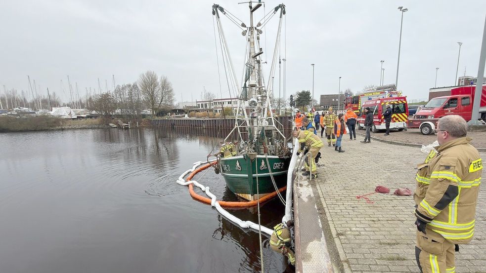 Die "Erna" liegt seit Oktober 2023 in Hooksiel. Damit der Seelenverkäufer keinen weiteren Schaden anrichten kann, soll er diese Woche aus dem Wasser gehoben und verschrottet werden. Foto: Feuerwehr Hooksiel