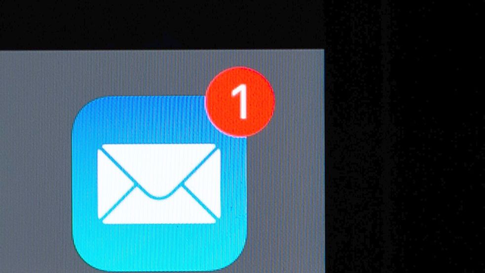 Nach einer Studie des Bitkom hat die E-Mail auch im privaten Umfeld nicht an Relevanz verloren. (Archivbild) Foto: picture alliance/dpa