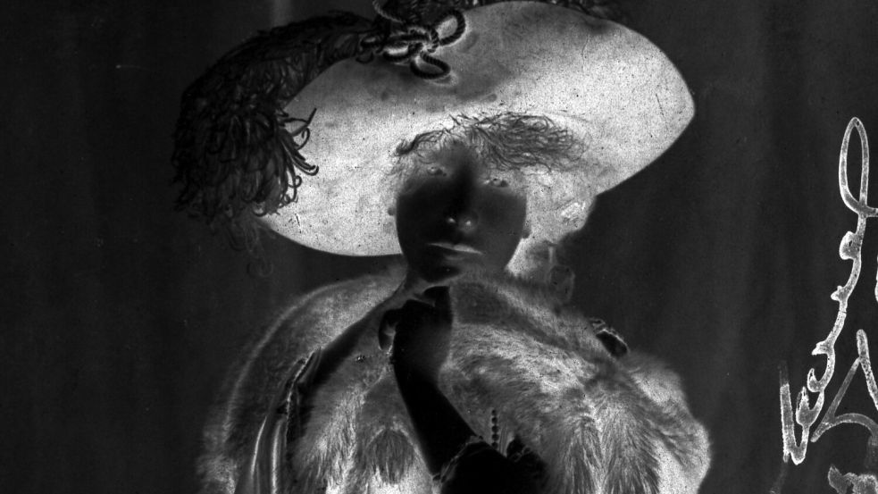 Sie verzauberte ein ganzes Zeitalter: Sarah Bernhardt (1844–1923). Sie galt als Diva. Bei einer XXL-Tournee besuchte sie 51 Städte, was Ende des 19. Jahrhunderts gar nicht so einfach war. Foto: IMAGO/United Archives