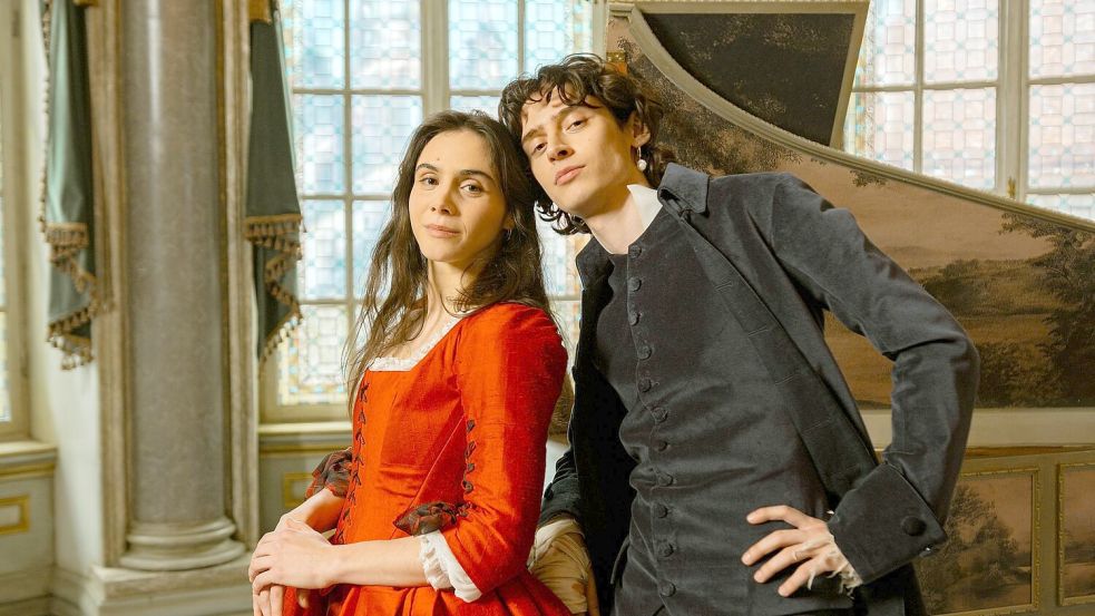 Havana Joy und Eren M. Güvercin spielen in der neuen ARD-Serie „Mozart/Mozart“ die Wunderkinder Maria Anna und Wolfgang Amadeus Mozart. Foto: Armands Virbulis/WDR Story House