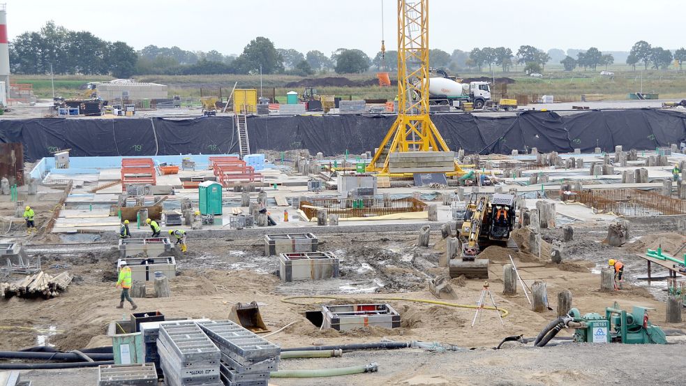 Auf der Großbaustelle der Zentralklinik in Uthwerdum sind mehrere Hundert Arbeiter beschäftigt. Jüngst gab es dort eine umfangreiche Kontrolle. Foto: Aiko Recke