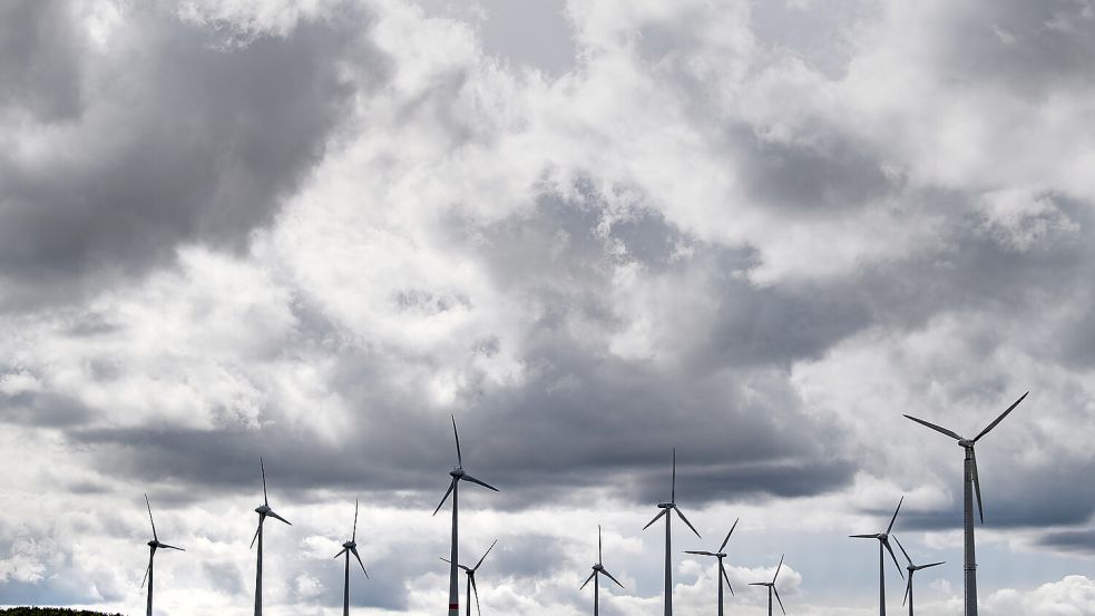 Der Himmel bleibt meistens grau. Foto: Swen Pförtner/dpa