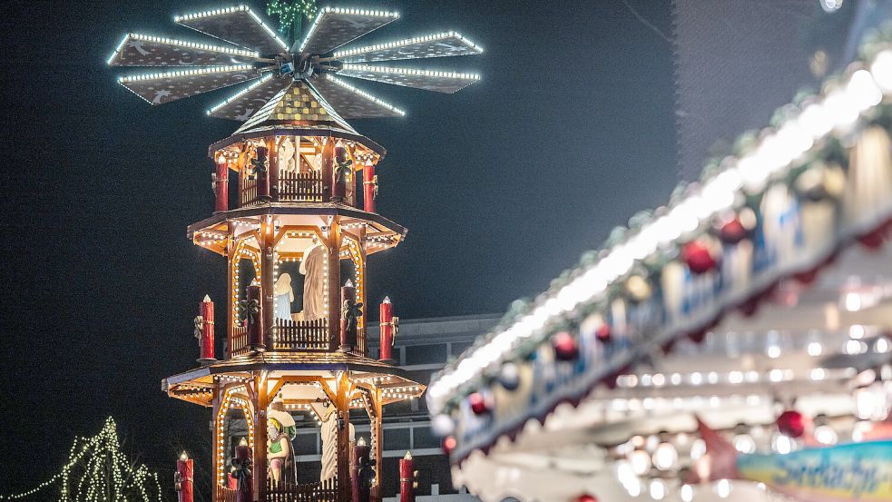 Lichter überall: Der Weihnachtsmarkt in Leer kann sich blicken lassen. Foto: Klaus Ortgies