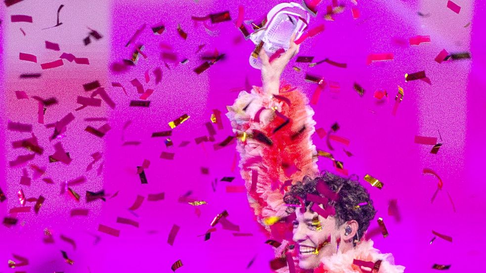 Wegen der voraussichtlichen Teilnahme Israels am nächsten Eurovision Song Contest gibt der Schweizer ESC-Star Nemo den Pokal für seinen Sieg im Jahr 2024 zurück. (Archivbild) Foto: Jens Büttner