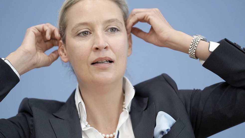 Weiße Bluse, dunkler Blazer, elegante Uhr: AfD-Fraktionschefin Alice Weidel sendet mit ihrem Outfit eine Botschaft. Foto: Picture-Alliance/Flashpic/Jens Krick