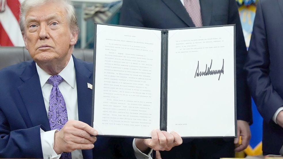 Donald Trump will KI-Gesetze einzelner Bundesstaaten eindämmen. (Archivbild) Foto: Alex Brandon/AP/dpa