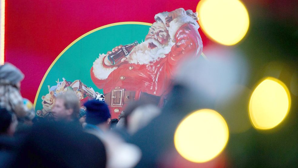 Auf dem Weihnachtstruck zeigt Coca-Cola die mittlerweile bekannte Darstellung des Weihnachtsmanns. (Archivbild) Foto: Sebastian Kahnert