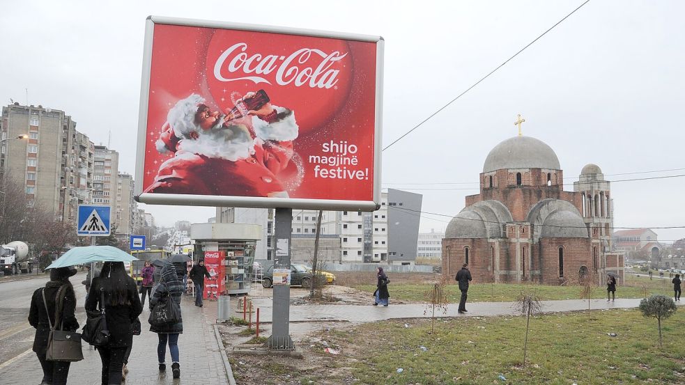 Der Weihnachtsmann von Coca-Cola hat sein Bild weltweit geprägt. Das Foto zeigt eine Werbung in Pristina, Hauptstadt des Kosovo. (Archivbild) Foto: Jens Kalaene