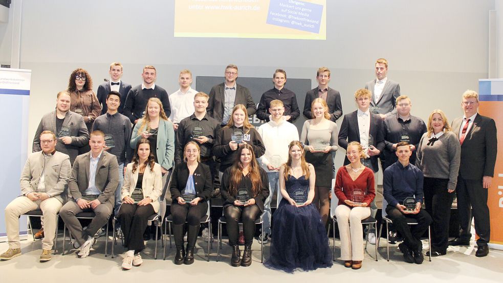 Die ostfriesischen Kammersiegerinnen und Kammersieger 2025 der „Deutschen Meisterschaft im Handwerk“ freuten sich über Glückwünsche von Präsident Albert Lienemann (rechts) und Vizepräsidentin Imke Hennig (2. von rechts). Foto: Handwerkskammer/J. Stöppel