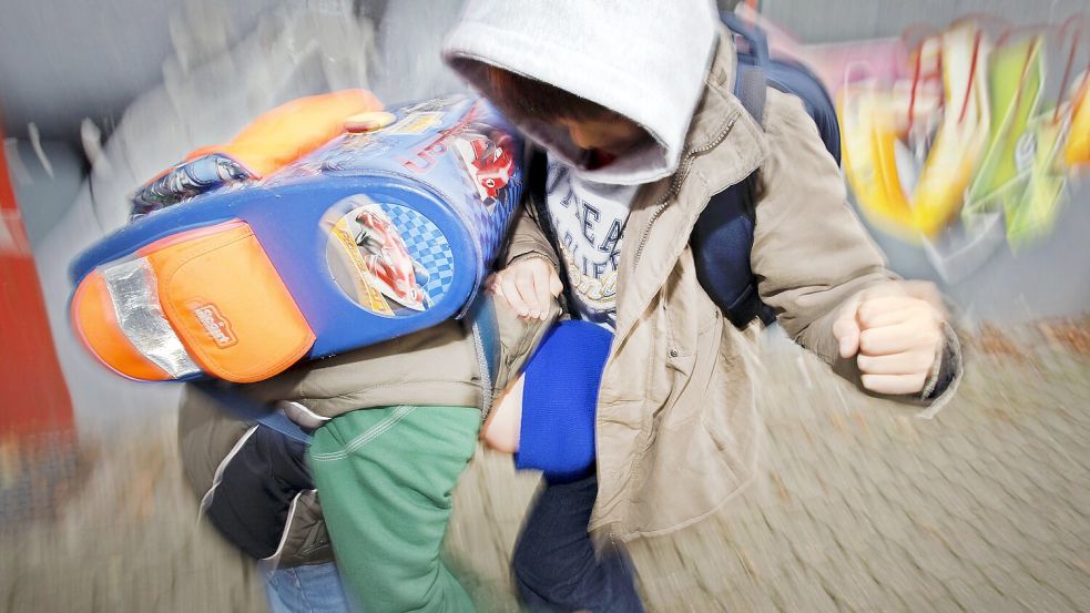 Gewalt unter Kindern – und Gewalt gegen Lehrer oder andere Beschäftigte: An den Schulen sei das Aggressionspotenzial zumindest gefühlt gestiegen, sagen die Gewerkschaft GEW und der Landkreis Osnabrück. Foto: dpa/Oliver Berg