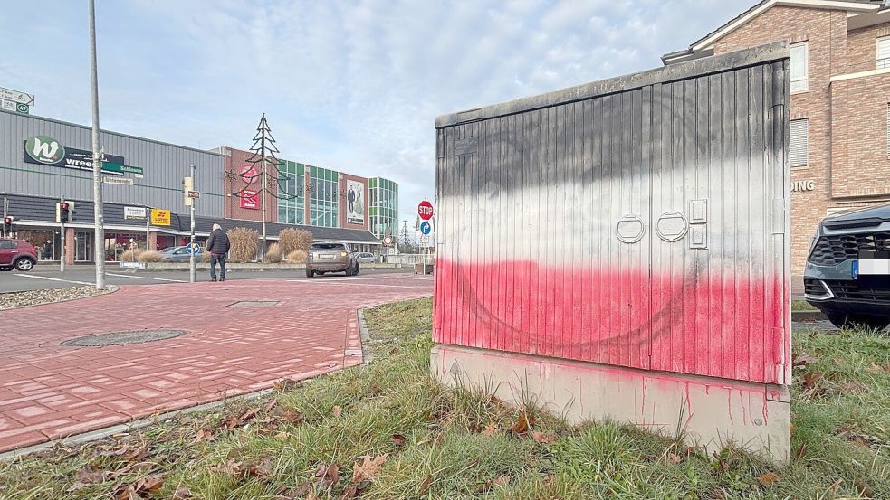Der Stromkasten „Maskottchen“ in Ostrhauderfehn wurde beschmiert. Fotos: Henrik Zein
